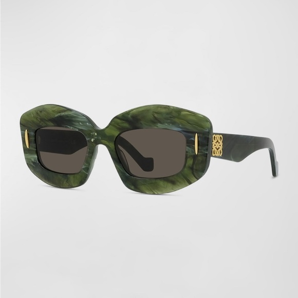 Loewe
Emerald Green Acetate Rectangle
Sunglasses With Golden Accents
0323 - Picture 5 of 6